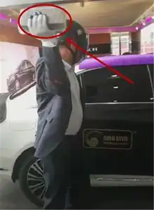 砸碎车窗提46万奔驰e级男子直接用砖头狂砸,结果可想而知