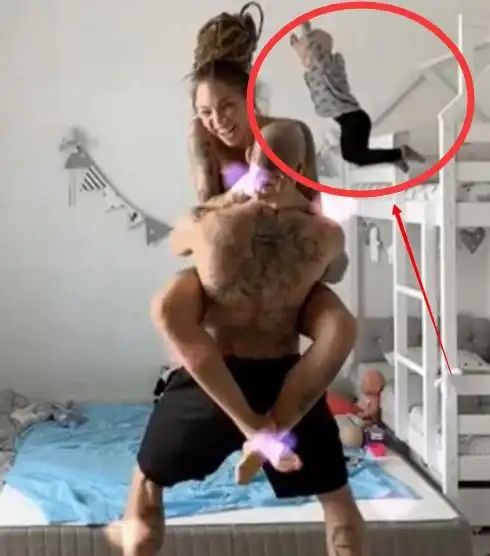 网红夫妻做庆祝动作,2岁儿子高难度模仿,网友为了博得关注