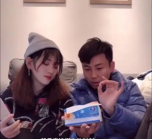 这对小情侣太逗了女友也很配合,真是欢乐多