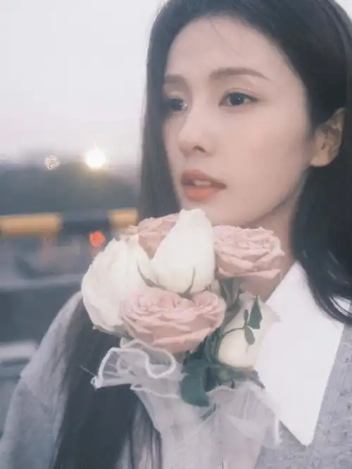 刘亦菲捧花头像爆火,张婧仪陆婷玉蒋依依女明星同款图太养眼