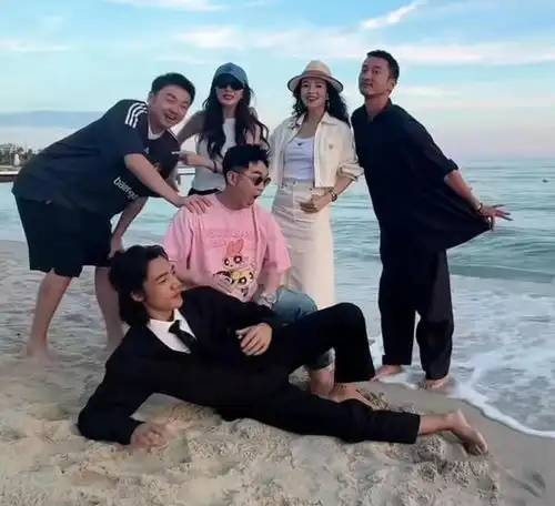 章子怡晒与杨幂雷佳音等合照,众人海边嬉笑玩闹,男帅女美超养眼