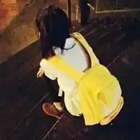 qq头像女生站后面照的,远一些