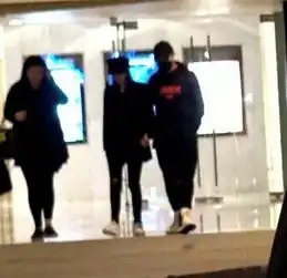 黄晓明陪大肚baby看午夜场电影手牵手满眼是爱