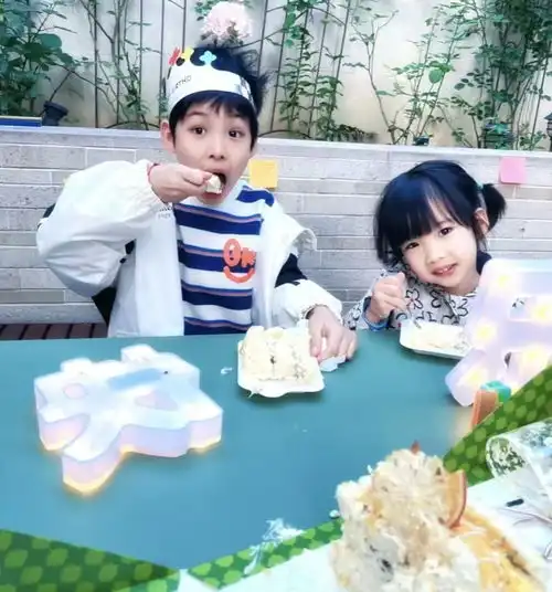刘璇庆祝儿子满9岁,赳赳和妹妹长相随妈妈,一家四口全是高颜值
