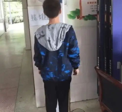 9岁男童补钙2年,身高仍仅有121公分,医生哀叹只因常吃这3种饭