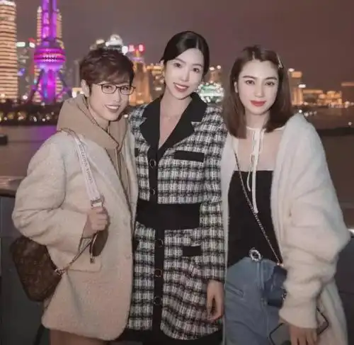 张丹峰洪欣离婚后续,儿子已改姓洪,洪欣和老友聚会容光焕发