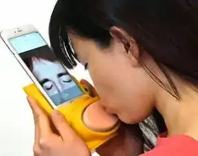 肯定不止我一个人,想跟机器人女友谈恋爱