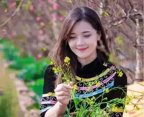 越南男子网上晒妻子照片,没想到却意外走红,如今做主播收入翻倍
