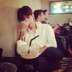 我们再也不会像以前那样非主流帅哥