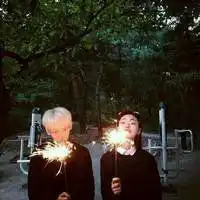微信头像手拿烟花棒情侣微信头像图片大全
