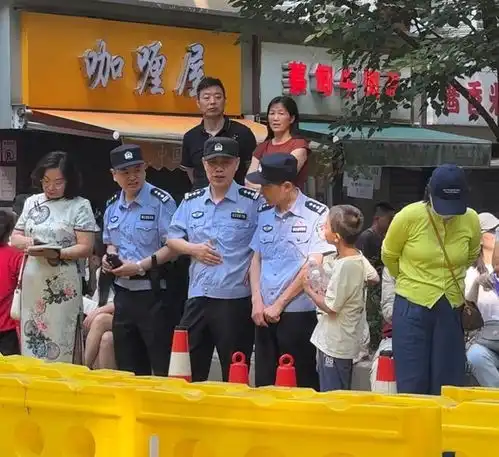 妈妈带着9岁小男孩给考场外执勤的工作人员送水,言传不如身教,我希望给孩子带来好的影响