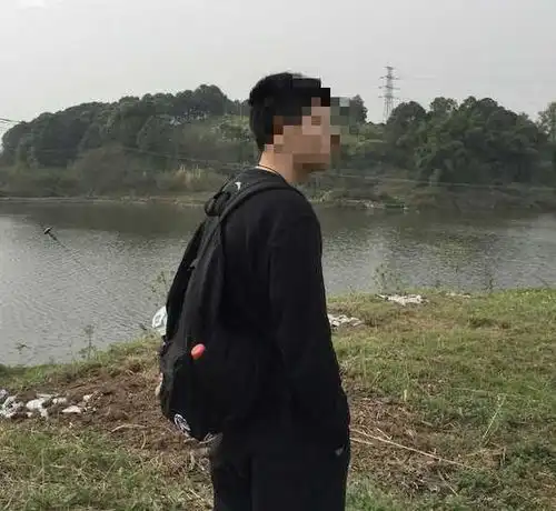 17岁高三少年纵身跳楼,3封遗书让人心疼,已躺在殡仪馆5个月