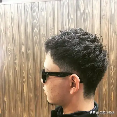男士雅痞式流行烫发,今年很流行