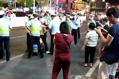 汕尾一女子驾驶摩托车不戴头盔被查,情绪失控当场大哭
