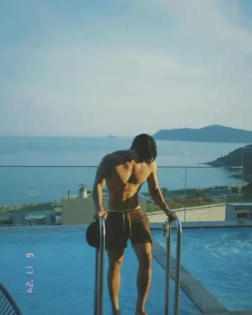 海边惊现肌肉天使这位型男的身材让我忘记呼吸