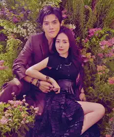 郭碧婷与未婚夫向佐街头撒狗粮互换蛋糕甜蜜喂食