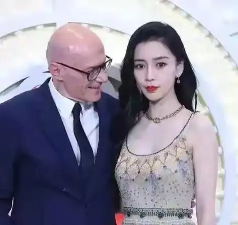baby杨颖被男性高管盯着脸看,网友被迫营业的样子很尴尬