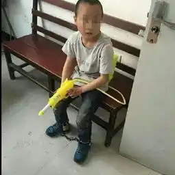 陕西岚皋9岁幼童脚上被家长拴铁链警方介入调查