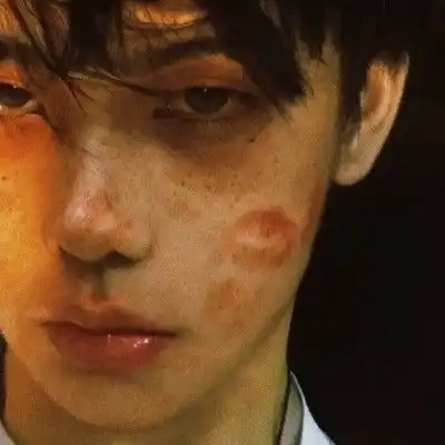 有点小丧的风格男生头像