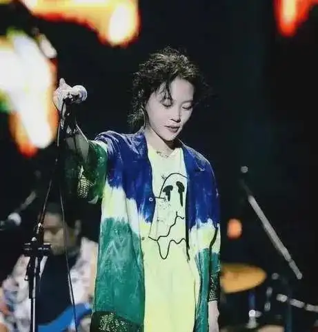 窦靖童挺女人的造型,为何让大家一下子就发现了她的美