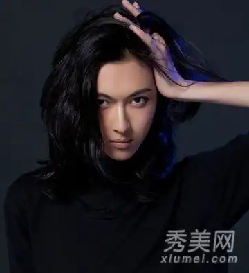 18岁的男人因美貌而受欢迎