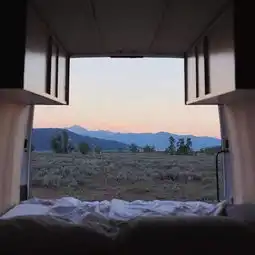 一对情侣开着房车环美旅行,每天醒来都是不同的风景