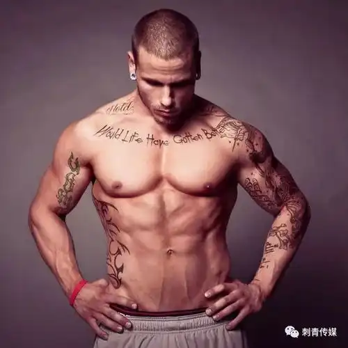 当完美身材碰到纹身时