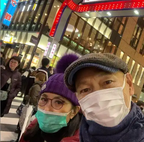罗家英夫妇戴口罩游东京,相恋30余年仍恩爱如初