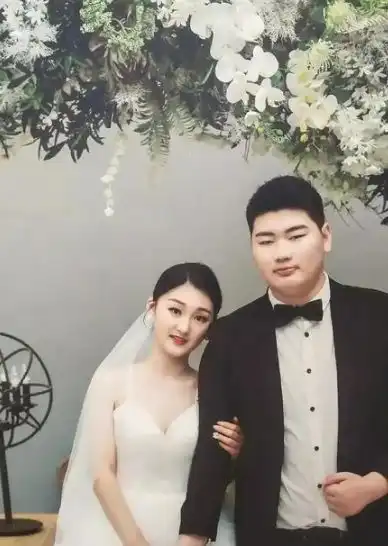 大衣哥儿子与媳妇不亲昵儿媳透露未领证,因男方只有19岁