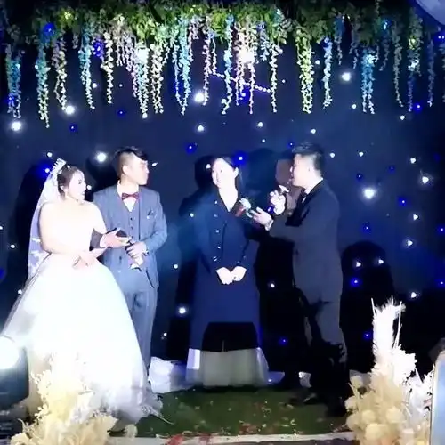 比亲吻更亲密的动作会是什么呢这对新人会怎么回答主持人