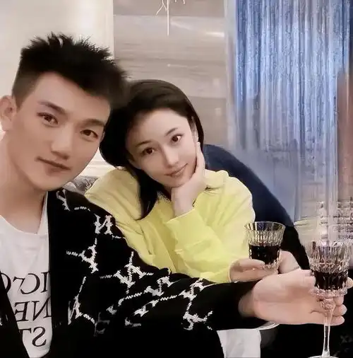 张馨予和老公游云南,洱海拍照美爆了,36岁何捷真人太帅气