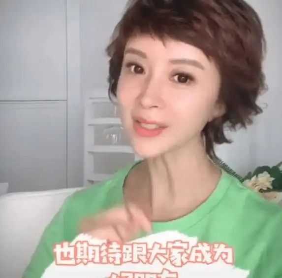 金巧巧素颜苍白干瘦,45岁的状态很真实,只能靠穿衣伪装年轻
