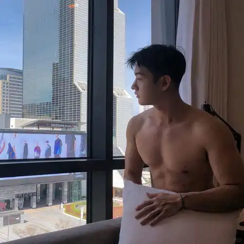 海边惊现肌肉天使这位型男的身材让我忘记呼吸