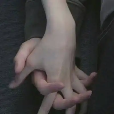这个女孩很美很酷,她从不依靠谁