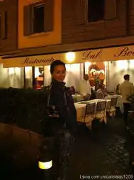 刘嘉玲手捧玫瑰大晒美照惬意享受罗马假日9