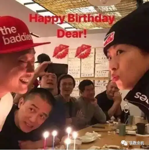 14岁女儿早恋,与帅气男生十指紧扣互动亲密星妈淡定回应知情,是帅哥,见过几次,是该谈了徐濠萦
