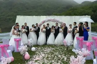 毕业不分手成都某大学一个班15对情侣举行集体婚礼