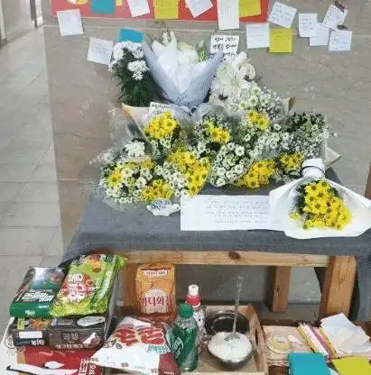 9岁男童多次求饶无效,仍被继母塞行李箱7小时后身亡