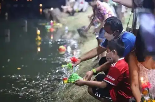情侣深夜玩浪漫烟花不升空,爆射在手中,手指被炸飞