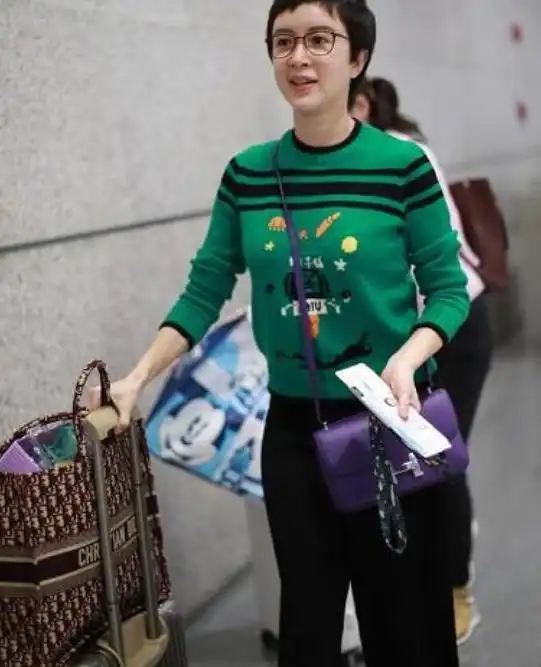 45岁金巧巧真会穿,穿绿衫配毛边裤真显嫩,和7岁女儿同框似姐妹
