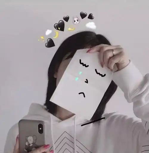 拍照还在比剪刀手最近微丧自拍很流行,可以直接做头像