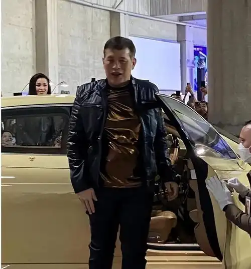 泰王夫妇皮衣情侣造型亮相,玛哈哄苏提达开心,甘心迁就配合王后