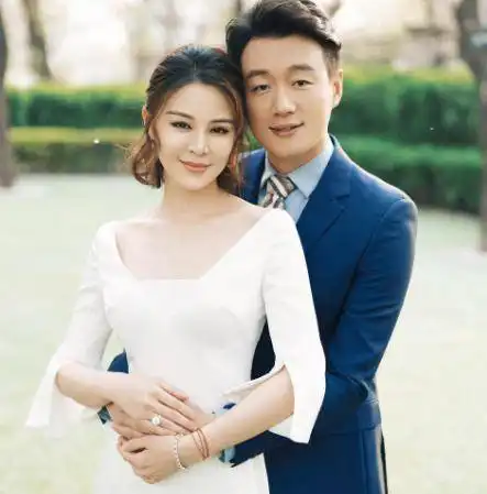 佟大为关悦罕秀恩爱穿情侣装夫妻相明显,庆结婚13年画面温馨