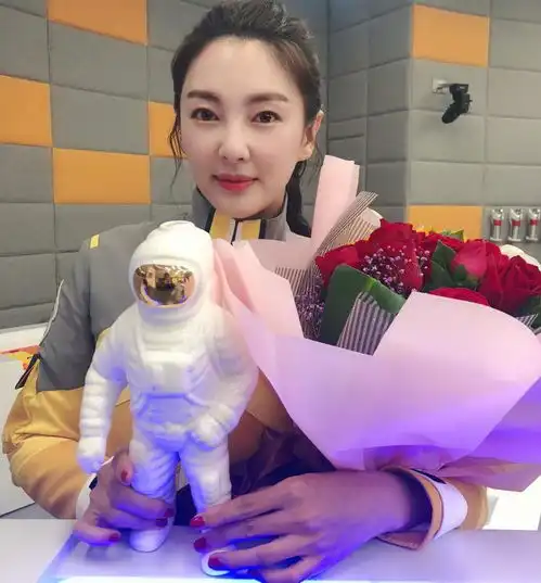 张雨绮离婚后首次发声,手捧玫瑰有新男友