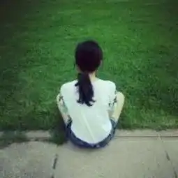 求一张男生背对镜头坐在草地边的图片,能和这个配对的