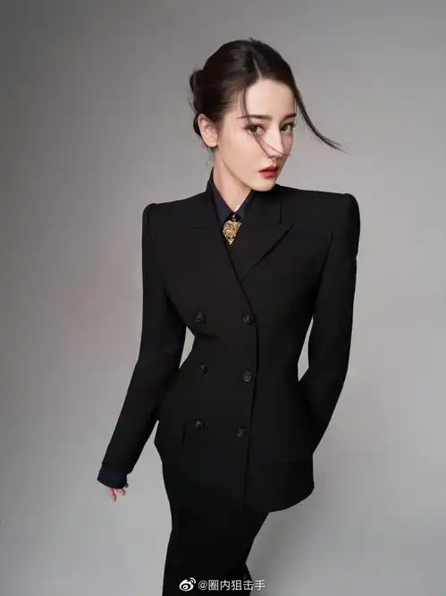 美女就是各种风格都驾驭,迪丽热巴黑色西装套装也太酷了吧