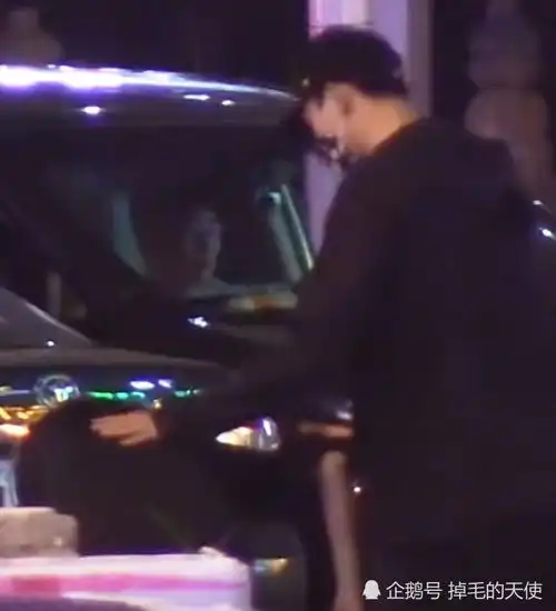 王子奇王楚然恋情疑似曝光,深夜手牵手散步,王楚然呕吐王子奇帮忙拍背