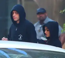 组图a妹订婚后与未婚夫情侣装出街两人手牵手身高差略萌