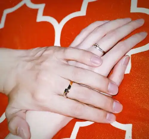 张檬掐点为小五金圣恩庆生,特意晒情侣对戒被疑订婚