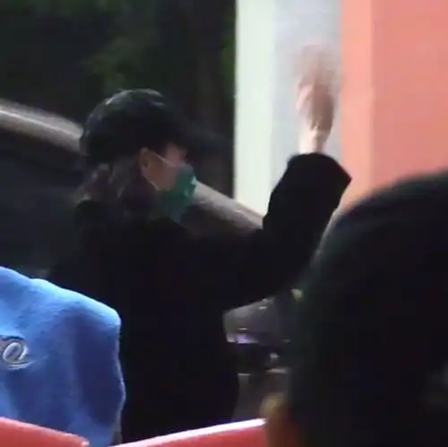吴磊心真大,主动邀请迪丽热巴坐自己的车,女方的回应倒是很得体